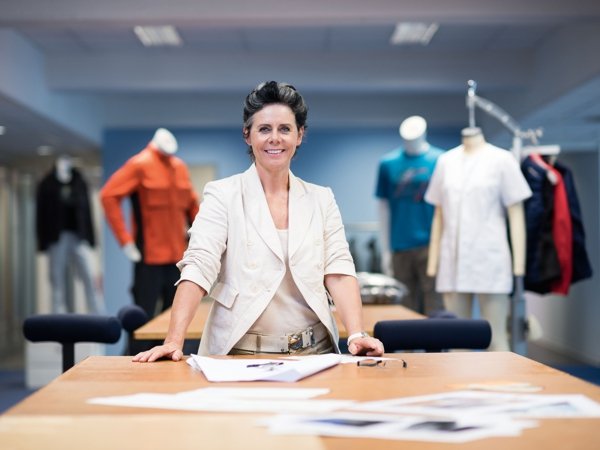 Abteilungsleiterin des Produktmanagements Carla Cacitti lächelt in die Kamera.